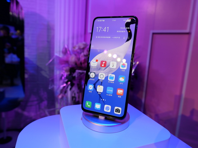 大型ikun聚会现场 vivo S5照亮了蔡徐坤的美