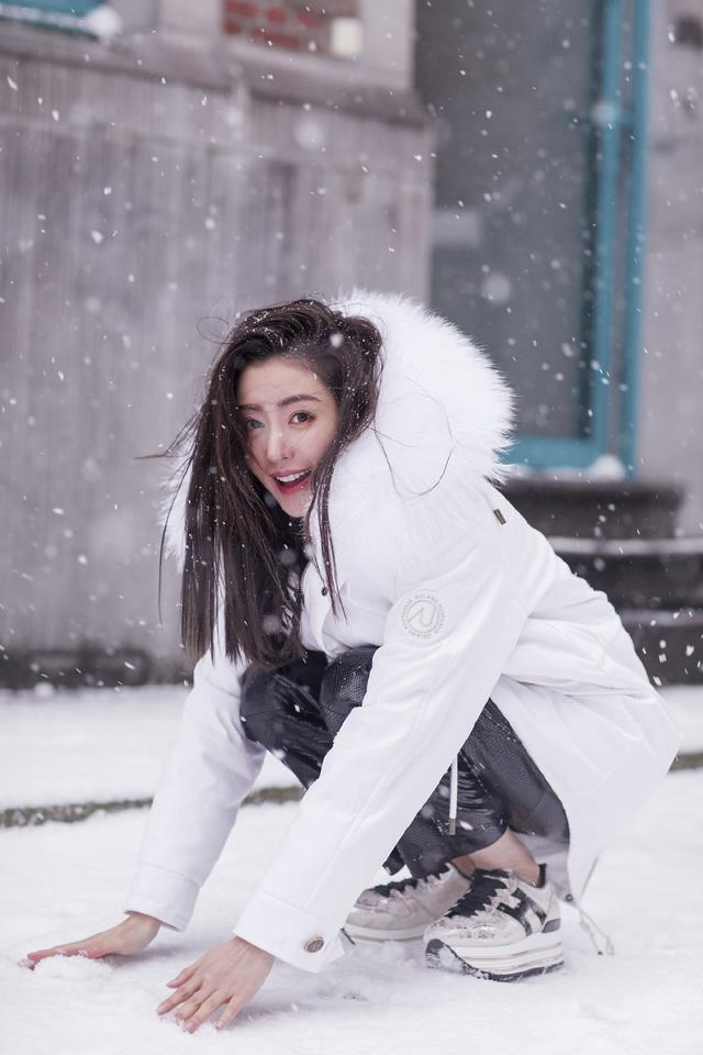 张天爱雪天光腿拍照？隔着屏幕都能感觉到冻腿！太美了？