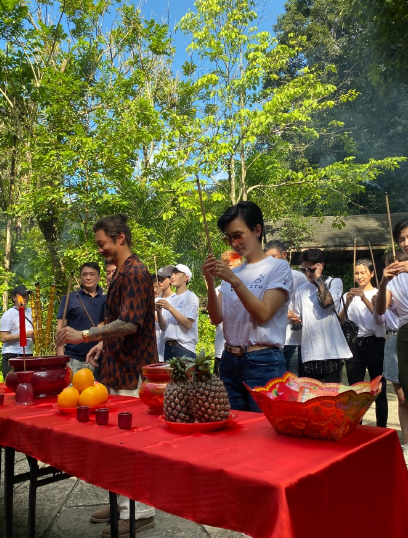 卢靖姗升级人妻后愈发美丽，晒老公视角，穿黑色吊带紧身衣身材赞爆