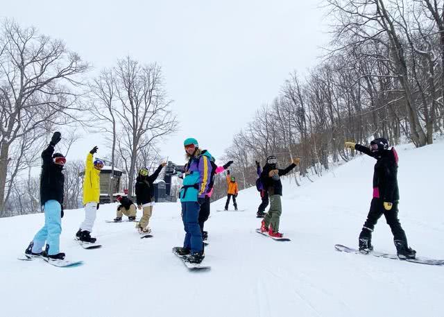 旧情复燃？王思聪带前女友赴日滑雪 女方开心晒照