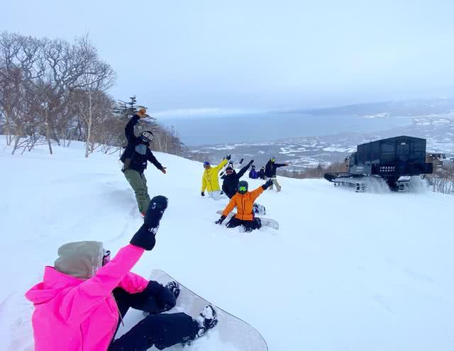 旧情复燃？王思聪带前女友赴日滑雪 女方开心晒照