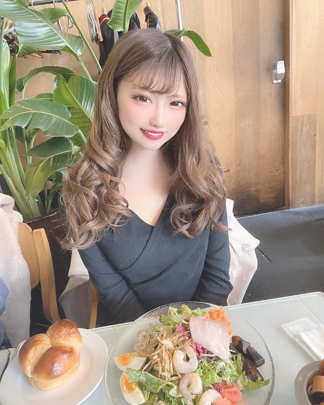 樱花妹主播ponchan  烤肉店晒美照秀色可餐