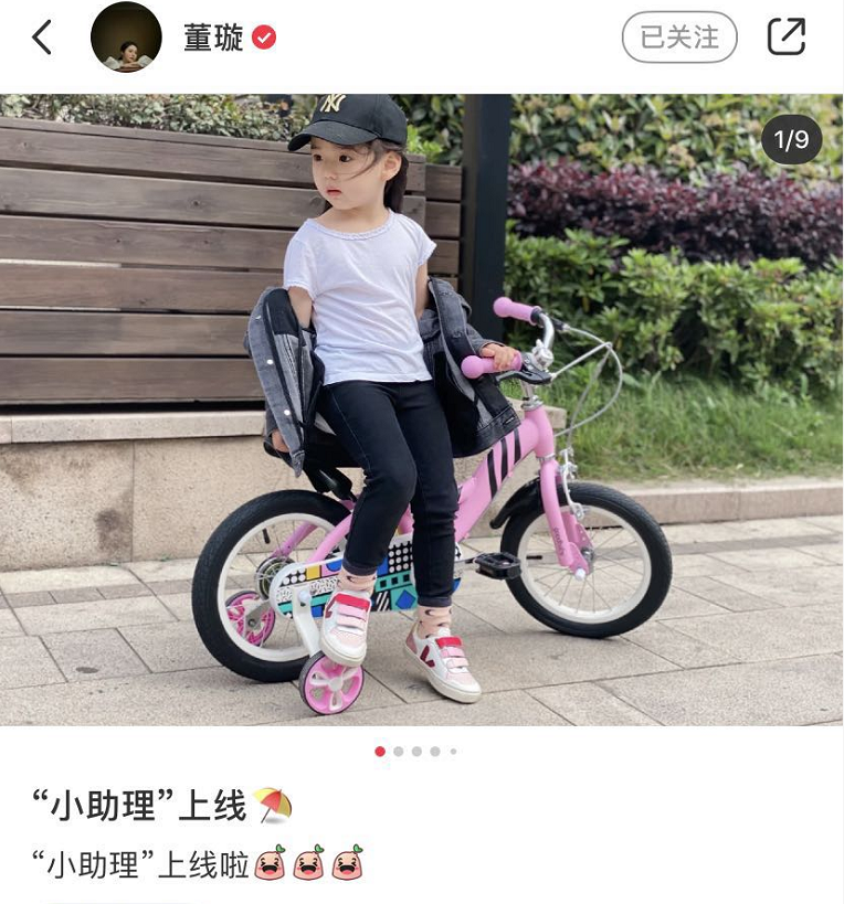 董璇带女儿骑车，小酒窝穿牛仔装又甜又飒，简直是爸爸高云翔翻版