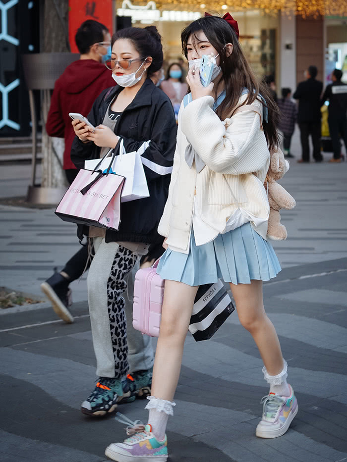 长裙穿上太热？学街头女生穿百褶短裙，青春学院又可爱