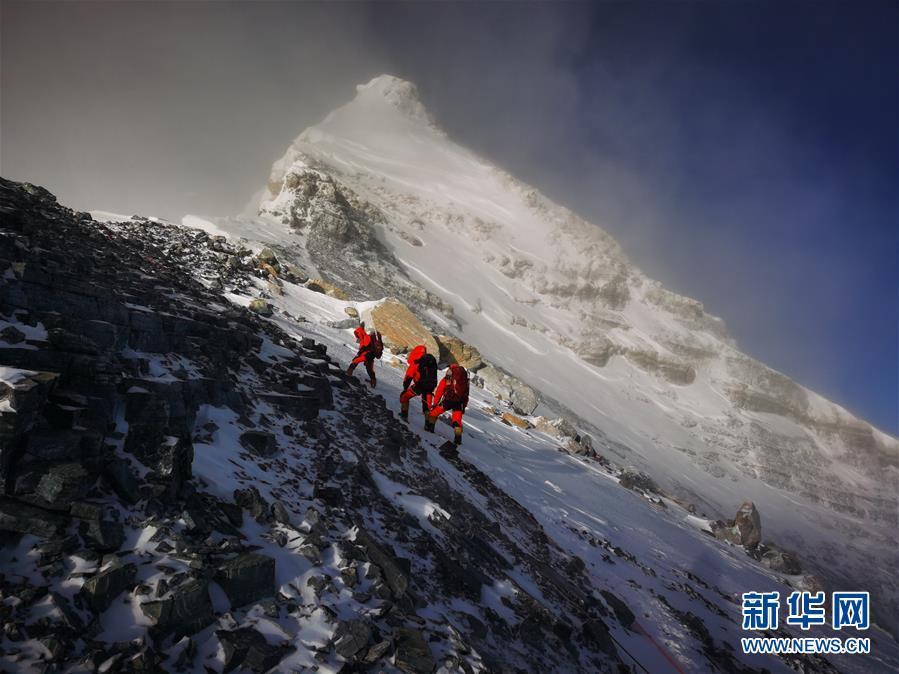 登顶！2020珠峰高程测量登山队站上喜马拉雅之巅