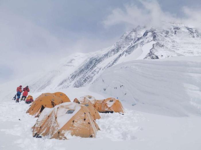 登顶！2020珠峰高程测量登山队站上喜马拉雅之巅