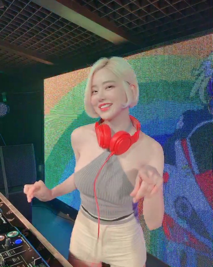 老司机们上船啰！DJ SODA 海上大秀比基尼！