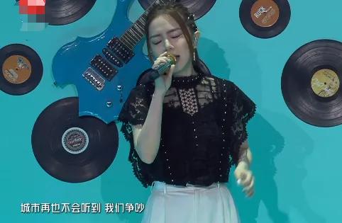 618晚会女明星造型比美：秦岚美腿抢镜，关晓彤穿旗袍肩膀宽厚