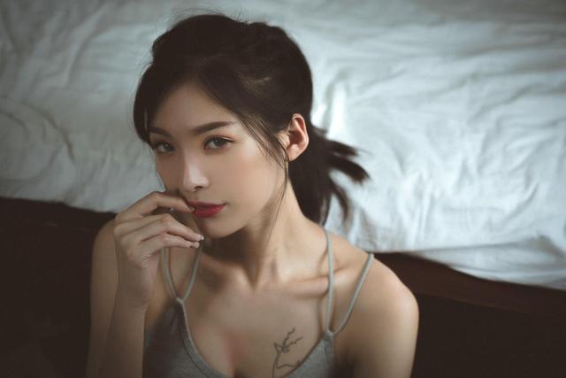 抽烟的女人