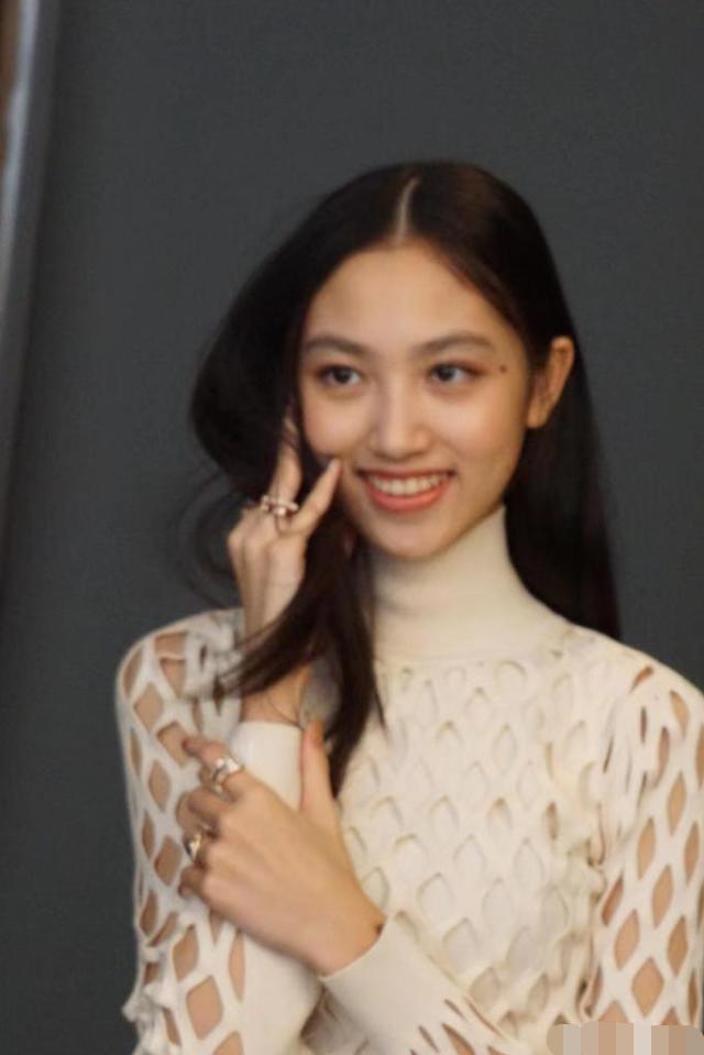 任达华女儿快满16岁，穿泳装跟吊带裙秀超模身材，美过不少女星