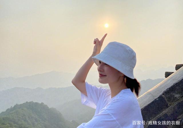 会玩的李沁，台上优雅如女神，私下成“古灵精怪”小丫头