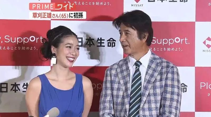 日本性感星二代未婚生子，当妈后穿衣袒胸露乳被狂批，霸气回怼：我就喜欢露！