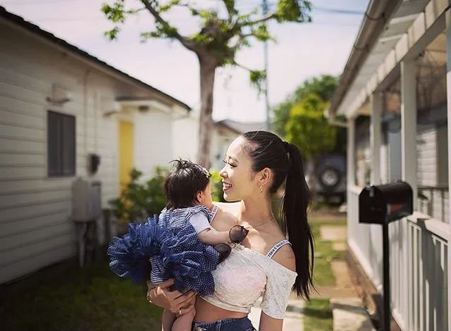 日本性感星二代未婚生子，当妈后穿衣袒胸露乳被狂批，霸气回怼：我就喜欢露！