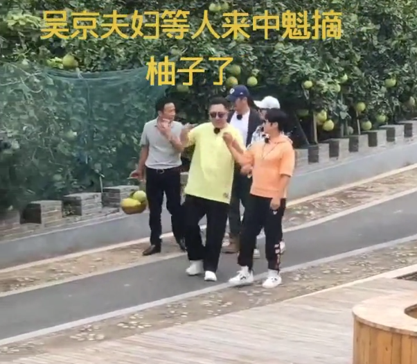 于谦携小10岁妻子露面，全程手拉手，网友调侃：怕被郭德纲抢吗？