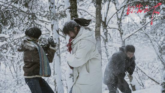 《日光之下》：冰天雪地里拔凉的少女心