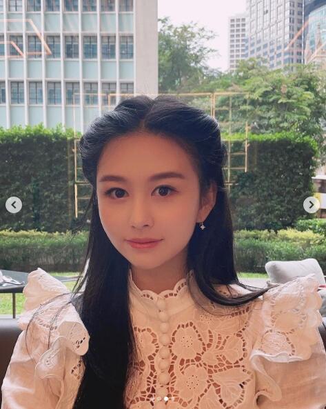 邱淑贞大女儿沈月晒近照 梳古典发型化淡妆气质温婉