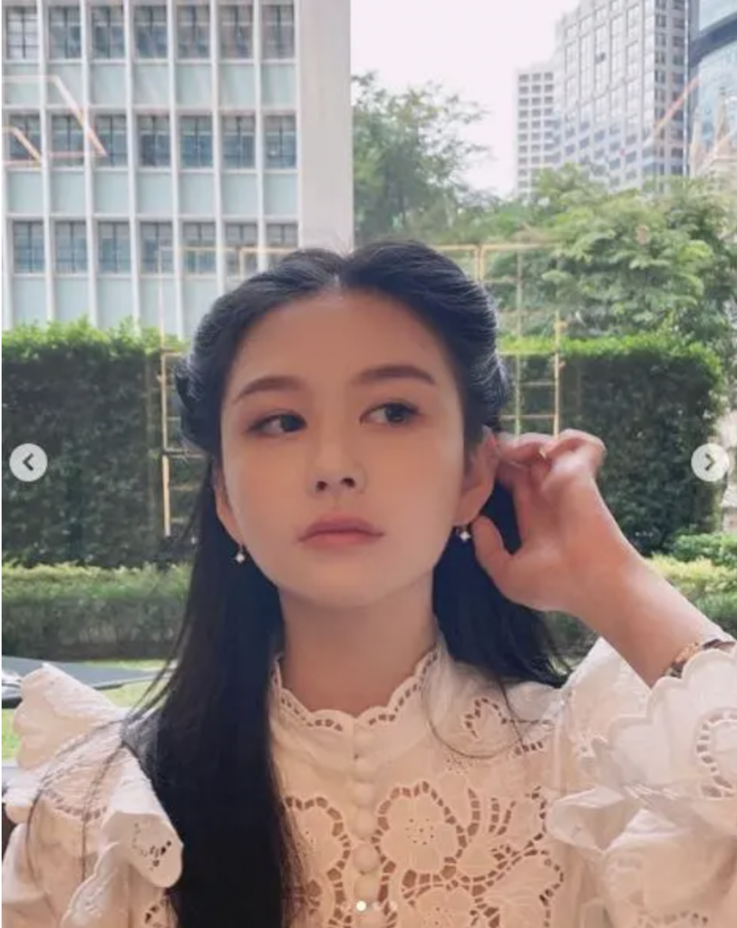 邱淑贞大女儿沈月晒近照 梳古典发型化淡妆气质温婉