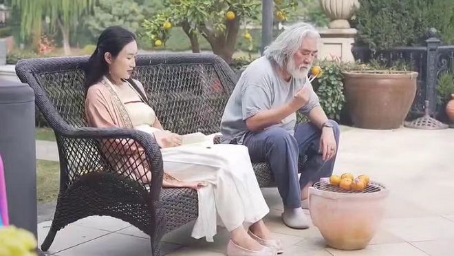 老夫少妻很甜蜜！张纪中为娇妻剥橘子 杜星霖端茶