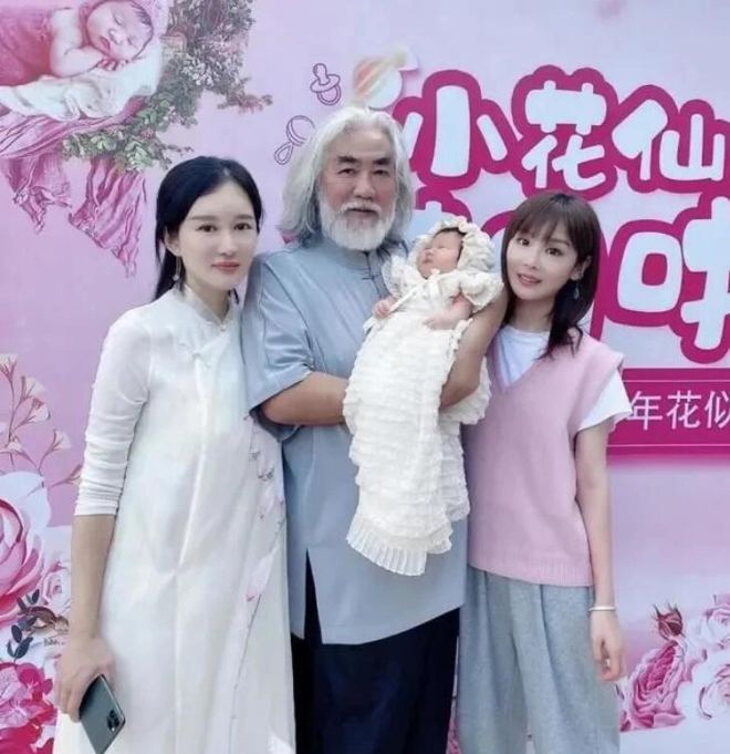 老夫少妻很甜蜜！张纪中为娇妻剥橘子 杜星霖端茶