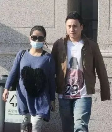 前任何洁都两婚三子，32岁释小龙还单身，近照发福严重