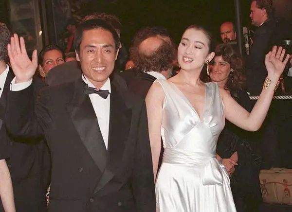 70岁张艺谋携妻儿亮相，39岁陈婷高贵大气，阔太气质藏不住