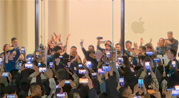 中国最高规格！苹果上海静安Apple Store开业：库克亲自揭幕